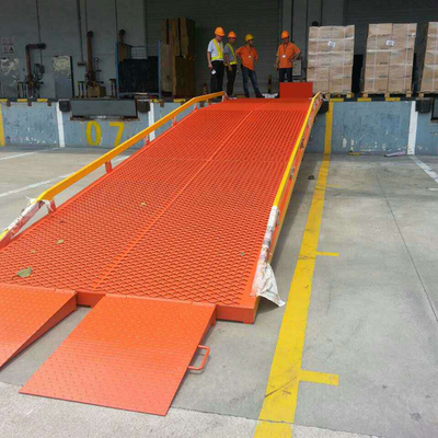 广州服装厂装卸解决方案 叉车移动式登车桥与金属带的应用