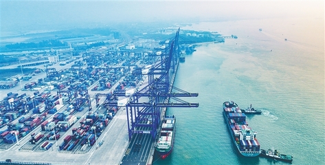 洋浦 条条航线织密贸易网络，装卸用金属带提升物流效率